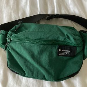Authentic nwt lululemon clean lines belt bag evergreen